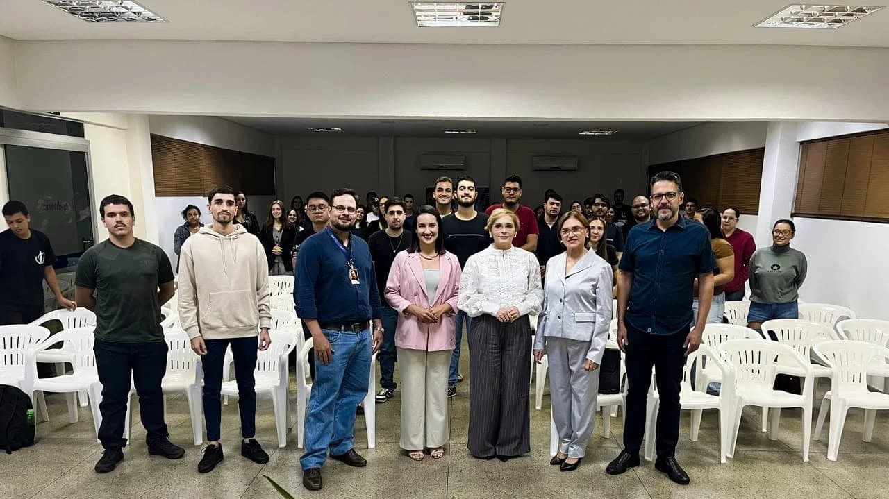 Registro de docência, palestra, lançamento ou ambiente institucional.