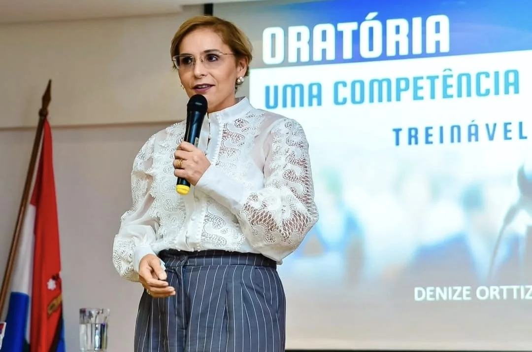 Registro de docência, palestra, lançamento ou ambiente institucional.