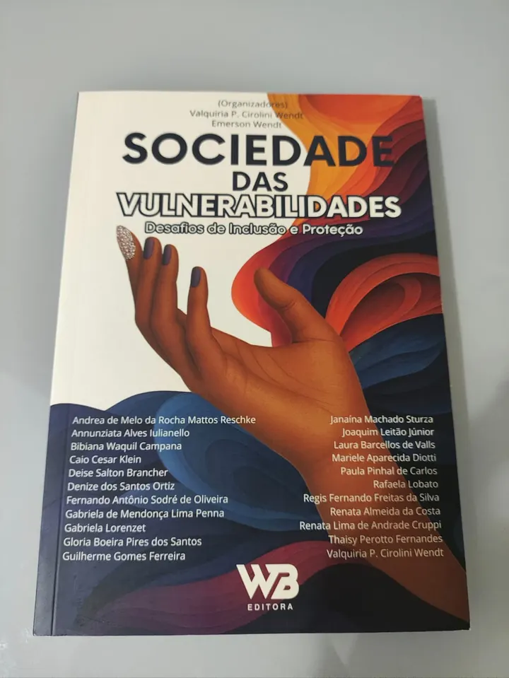 Capa da obra Sociedade das Vulnerabilidades: Desafios de Inclusão e Proteção.